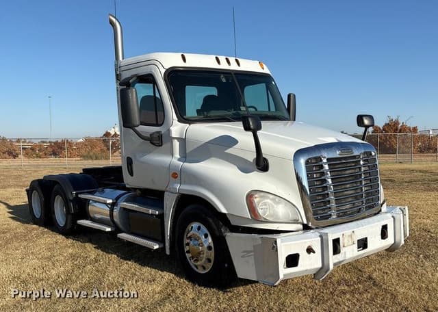 Image of Freightliner Cascadia 125 equipment image 2