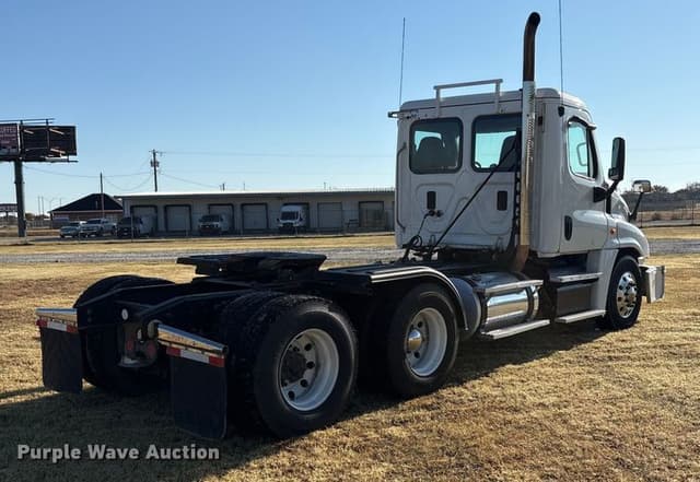 Image of Freightliner Cascadia 125 equipment image 4