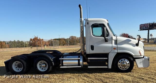 Image of Freightliner Cascadia 125 equipment image 3