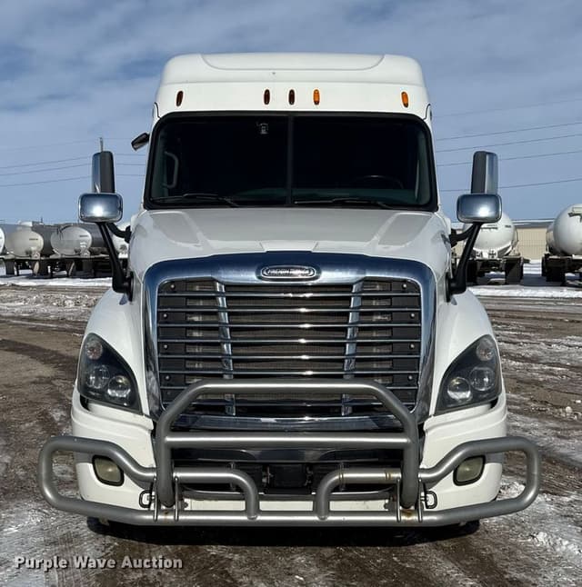 Image of Freightliner Cascadia 125 equipment image 1