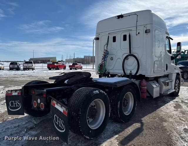 Image of Freightliner Cascadia 125 equipment image 4