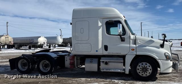 Image of Freightliner Cascadia 125 equipment image 3
