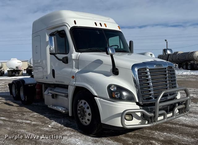 Image of Freightliner Cascadia 125 equipment image 2