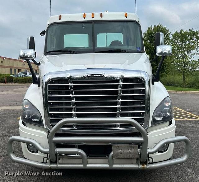 Image of Freightliner Cascadia 125 equipment image 1
