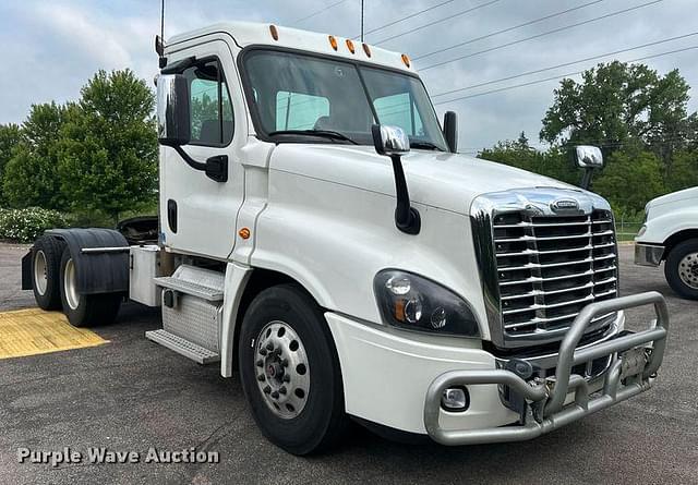Image of Freightliner Cascadia 125 equipment image 2