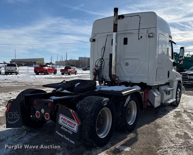 Image of Freightliner Cascadia 125 equipment image 4