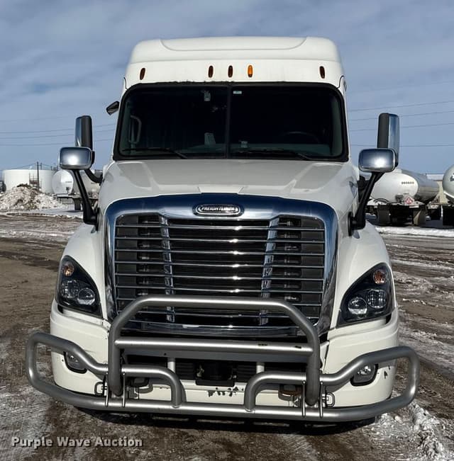 Image of Freightliner Cascadia 125 equipment image 1
