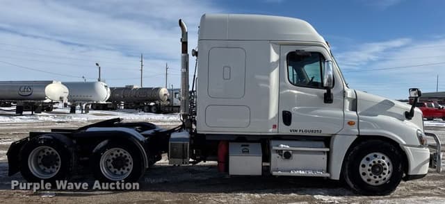 Image of Freightliner Cascadia 125 equipment image 3