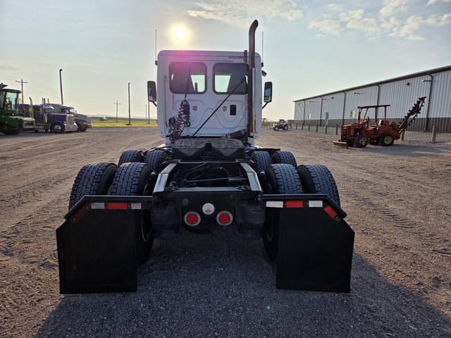 Image of Freightliner Cascadia 125 equipment image 4