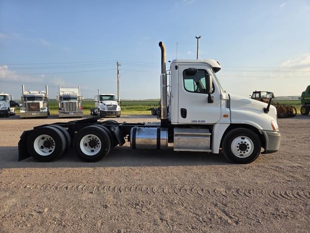 Image of Freightliner Cascadia 125 equipment image 2
