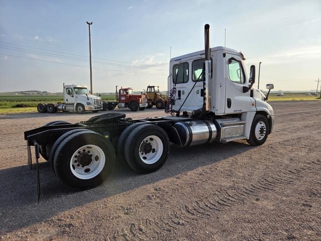 Image of Freightliner Cascadia 125 equipment image 3
