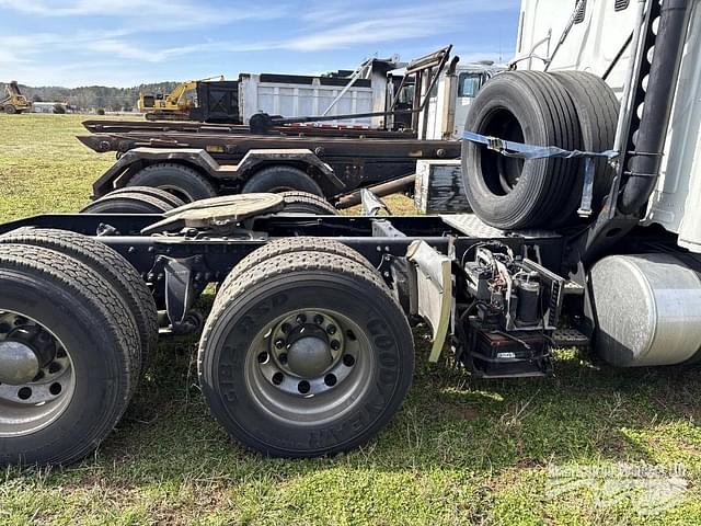 Image of Freightliner Cascadia 125 equipment image 4