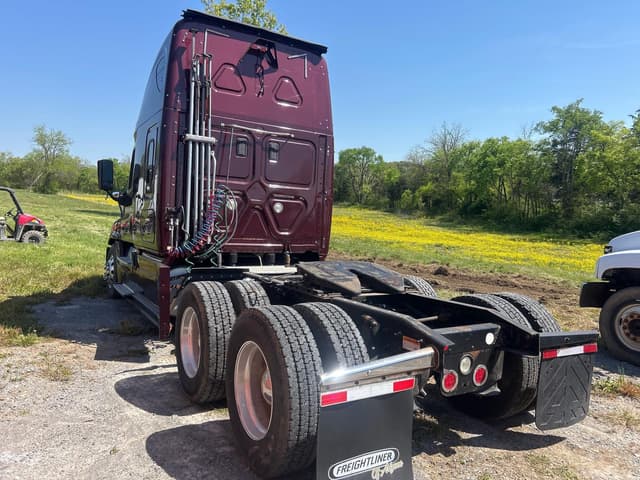Image of Freightliner Cascadia 125 equipment image 4