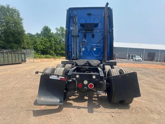 Image of Freightliner Cascadia 125 equipment image 4
