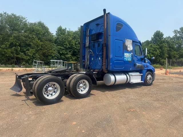 Image of Freightliner Cascadia 125 equipment image 3