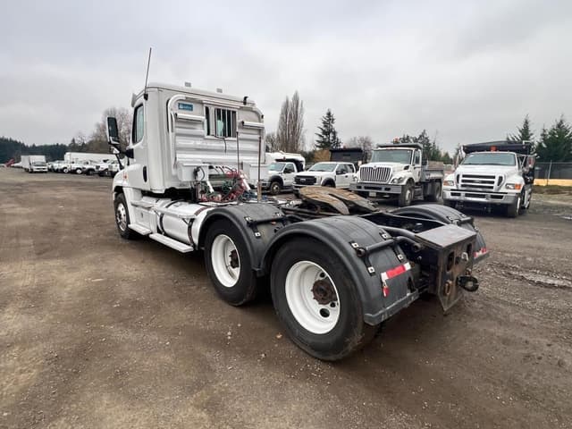 Image of Freightliner Cascadia 125 equipment image 2