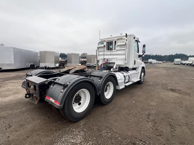 Image of Freightliner Cascadia 125 equipment image 4