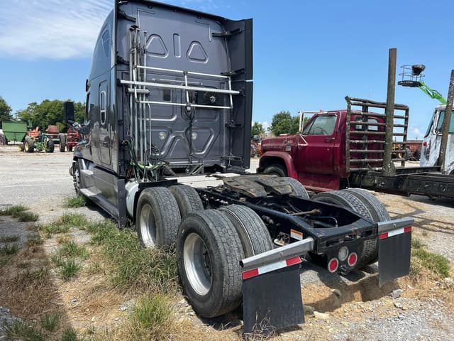 Image of Freightliner Cascadia 125 equipment image 3