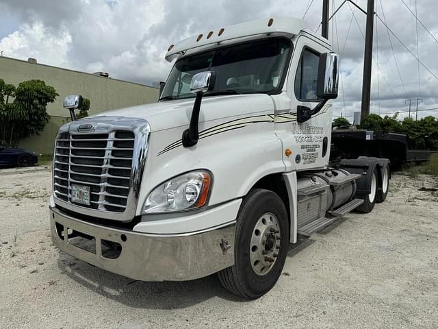 Image of Freightliner Cascadia 125 equipment image 2