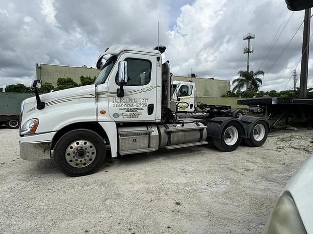 Image of Freightliner Cascadia 125 equipment image 3