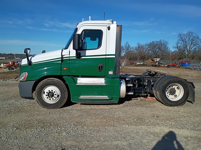 Image of Freightliner Cascadia 125 equipment image 2