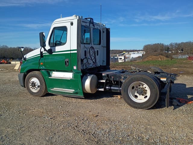 Image of Freightliner Cascadia 125 equipment image 3