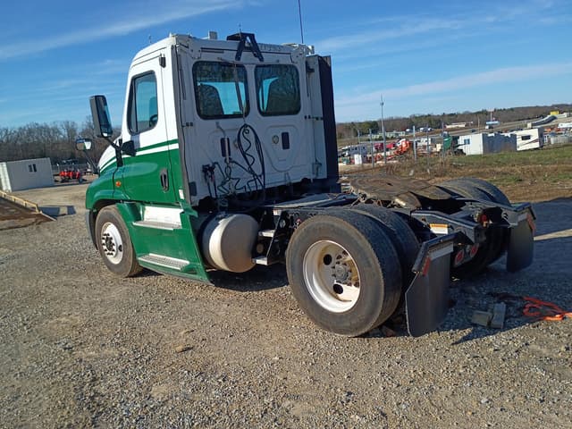 Image of Freightliner Cascadia 125 equipment image 4