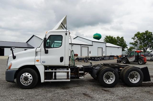 Image of Freightliner Cascadia 125 equipment image 2