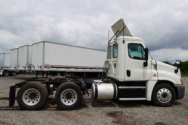 Image of Freightliner Cascadia 125 equipment image 3