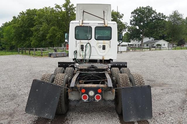 Image of Freightliner Cascadia 125 equipment image 4