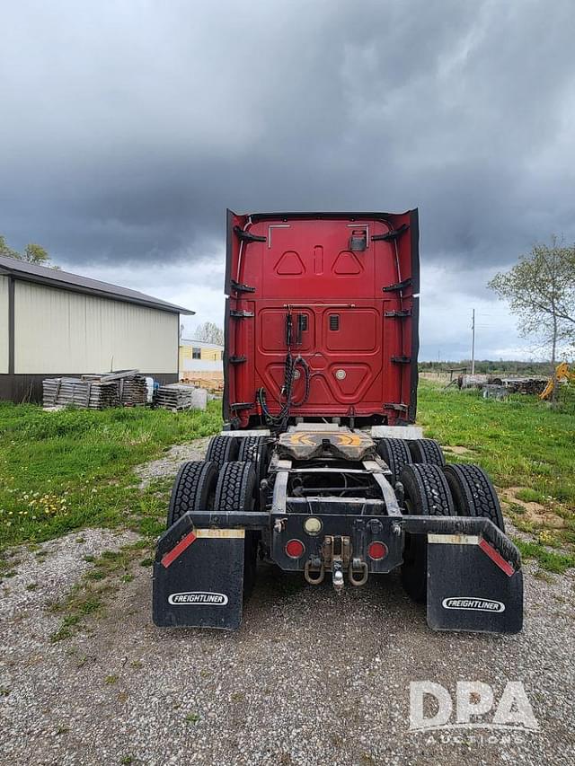 Image of Freightliner Cascadia 125 equipment image 2