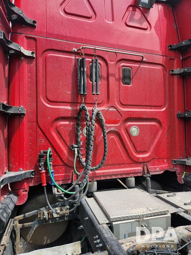 Image of Freightliner Cascadia 125 equipment image 3