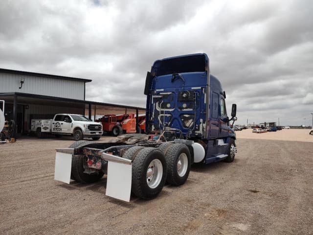 Image of Freightliner Cascadia 125 equipment image 4