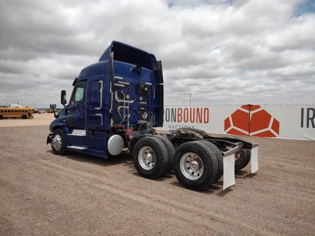 Image of Freightliner Cascadia 125 equipment image 2