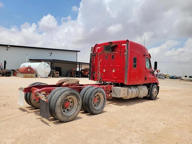Image of Freightliner Cascadia 125 equipment image 4