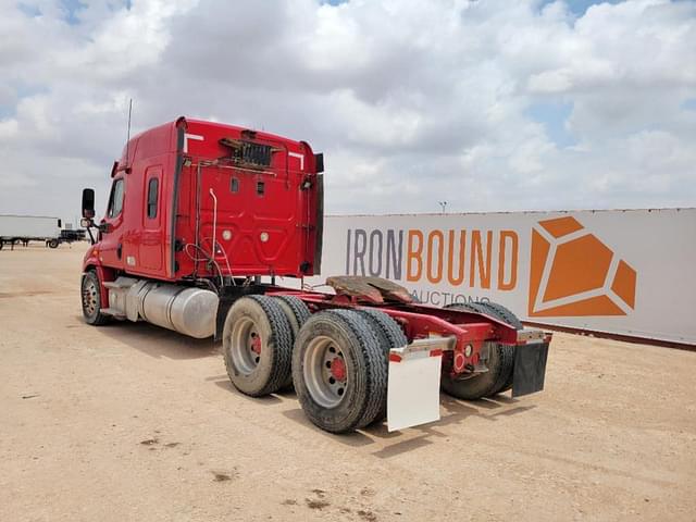 Image of Freightliner Cascadia 125 equipment image 2
