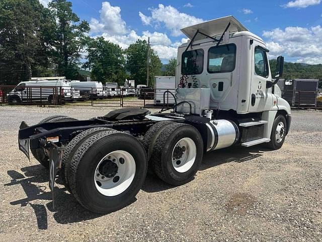 Image of Freightliner Cascadia 125 equipment image 3