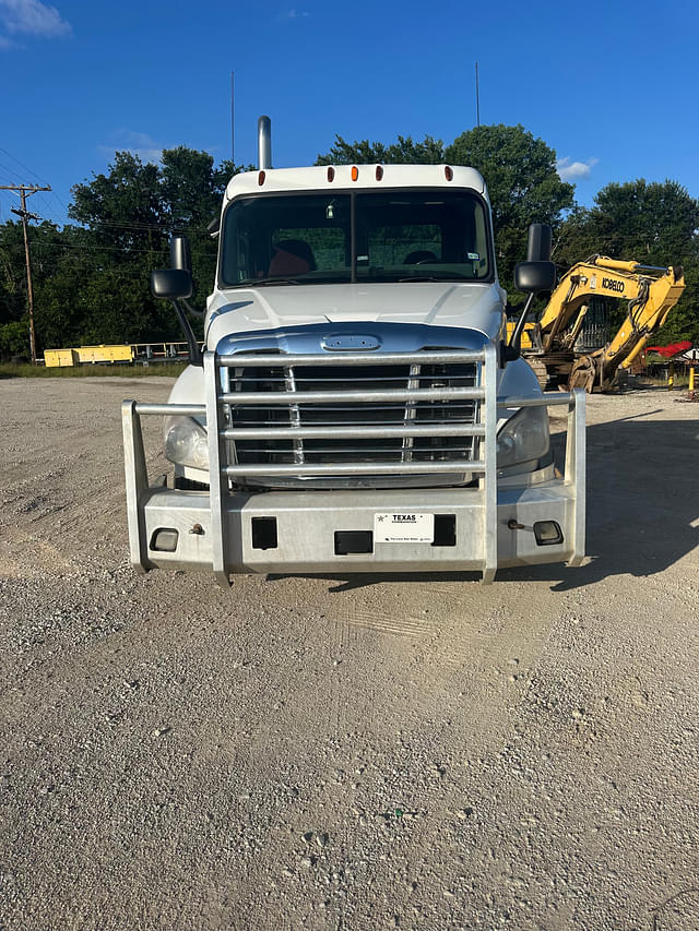 Image of Freightliner Cascadia 125 equipment image 2