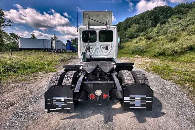 Image of Freightliner Cascadia equipment image 4