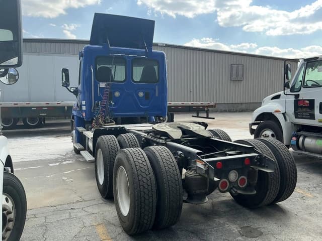 Image of Freightliner Cascadia equipment image 2