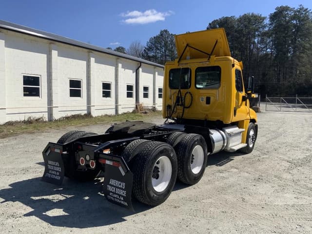 Image of Freightliner Cascadia 125 equipment image 4