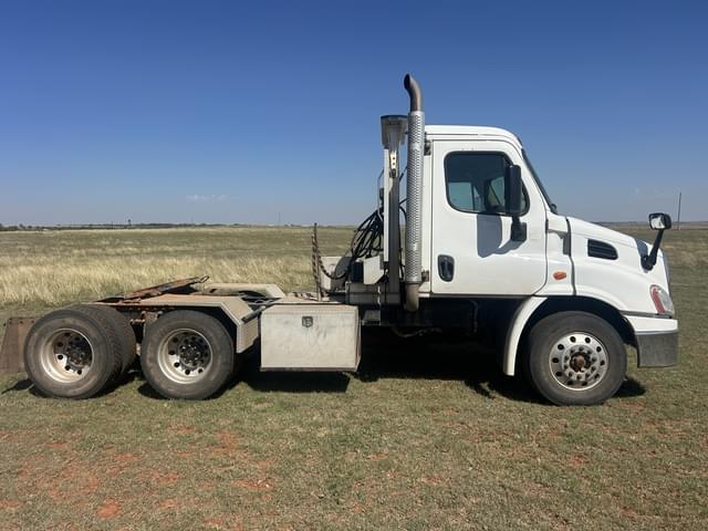Image of Freightliner Cascadia equipment image 1