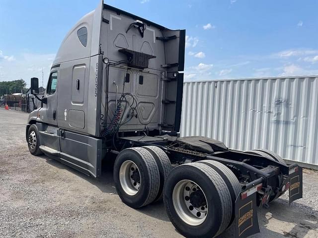 Image of Freightliner Cascadia equipment image 1