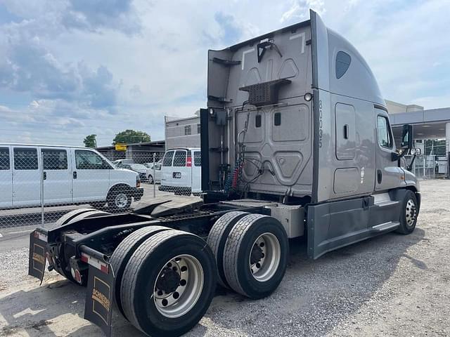 Image of Freightliner Cascadia equipment image 2