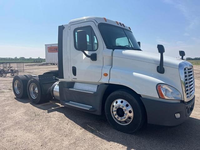 Image of Freightliner Cascadia equipment image 2