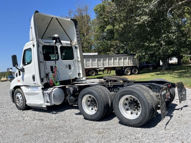 Image of Freightliner Cascadia equipment image 1