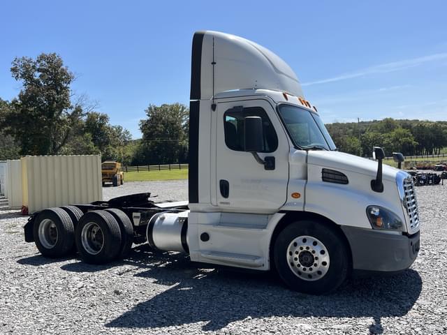 Image of Freightliner Cascadia equipment image 3