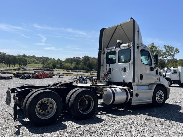 Image of Freightliner Cascadia equipment image 2