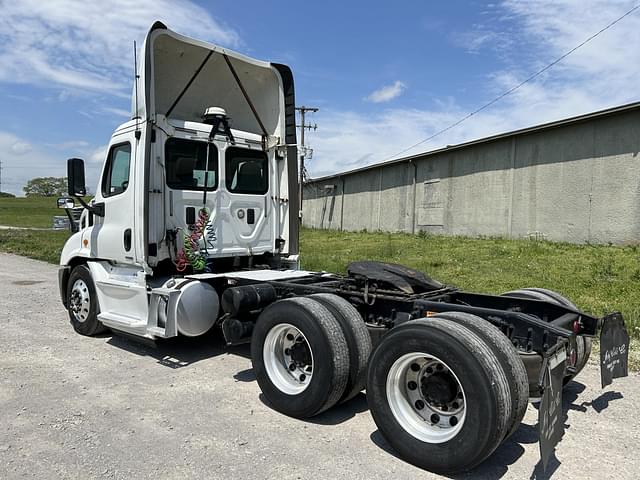 Image of Freightliner Cascadia equipment image 4