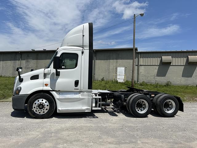 Image of Freightliner Cascadia equipment image 1